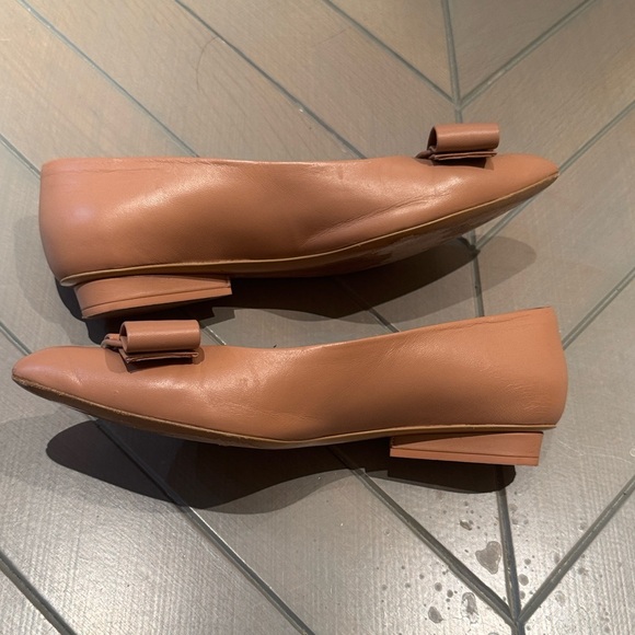 Salvatore Ferragamo Nude/Tan Leather Pointed-Toe Bow Flats - Picture 3 of 14